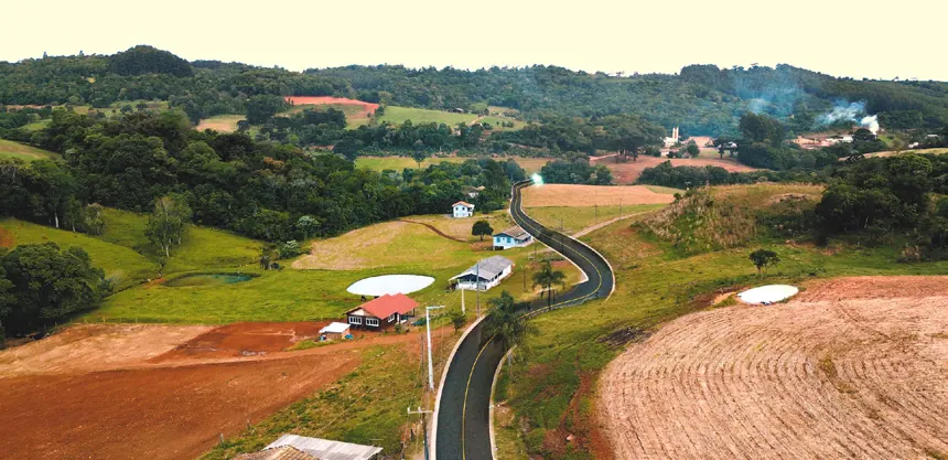 Estrada asfaltada no interior de Concórdia